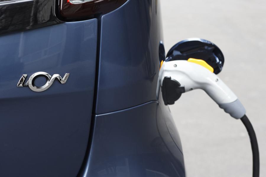  Peugeot iOn 2011 года  (фото 37 из 38)